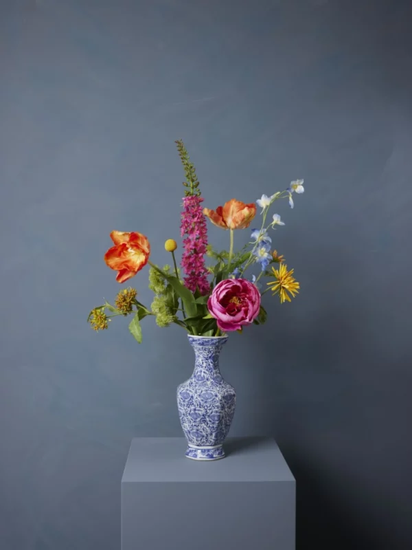 Betaalbaar boeket kunstbloemen met blauw witte vaas - Madame Fleurie